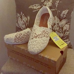 NWT White Leaves TOMS! Beautiful !